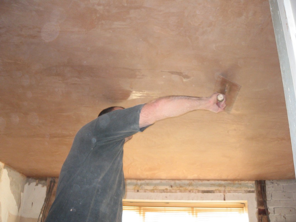 Skimming a ceiling